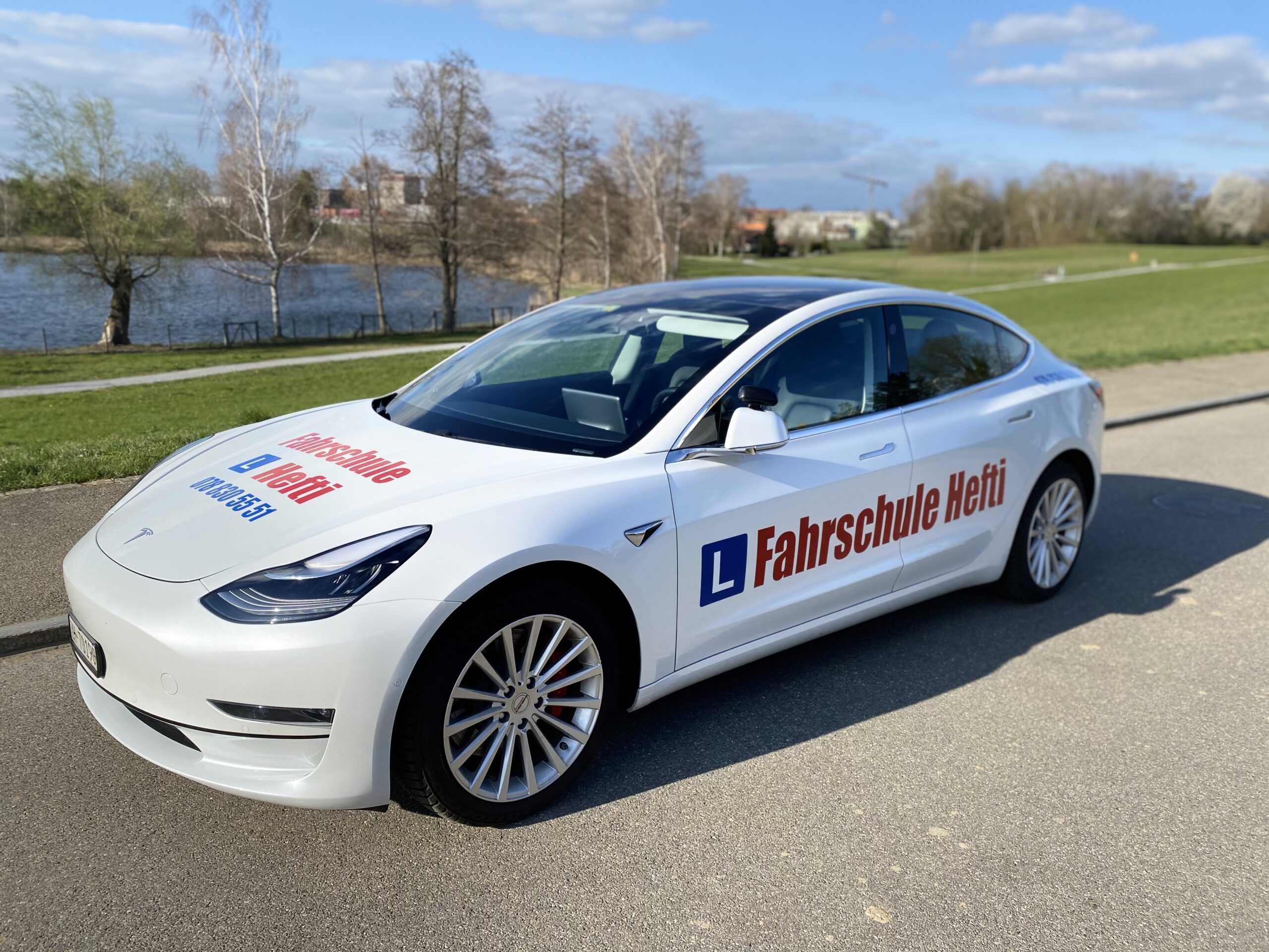 Das Elektroauto Tesla Model 3 der Fahrschule Hefti in Zürich